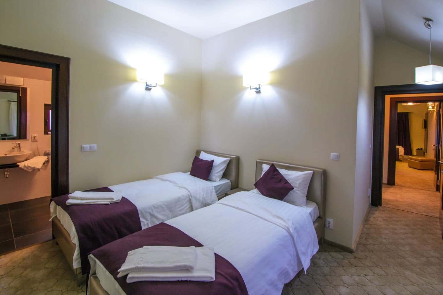 Fațada Luxury Senior Residence noaptea, cu terasa luminată