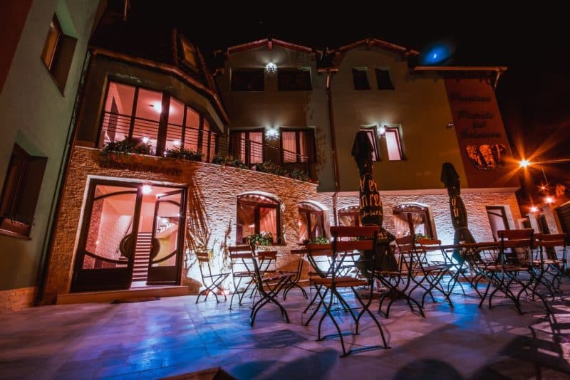 Salonul comun, în lumina caldă de după-amiază