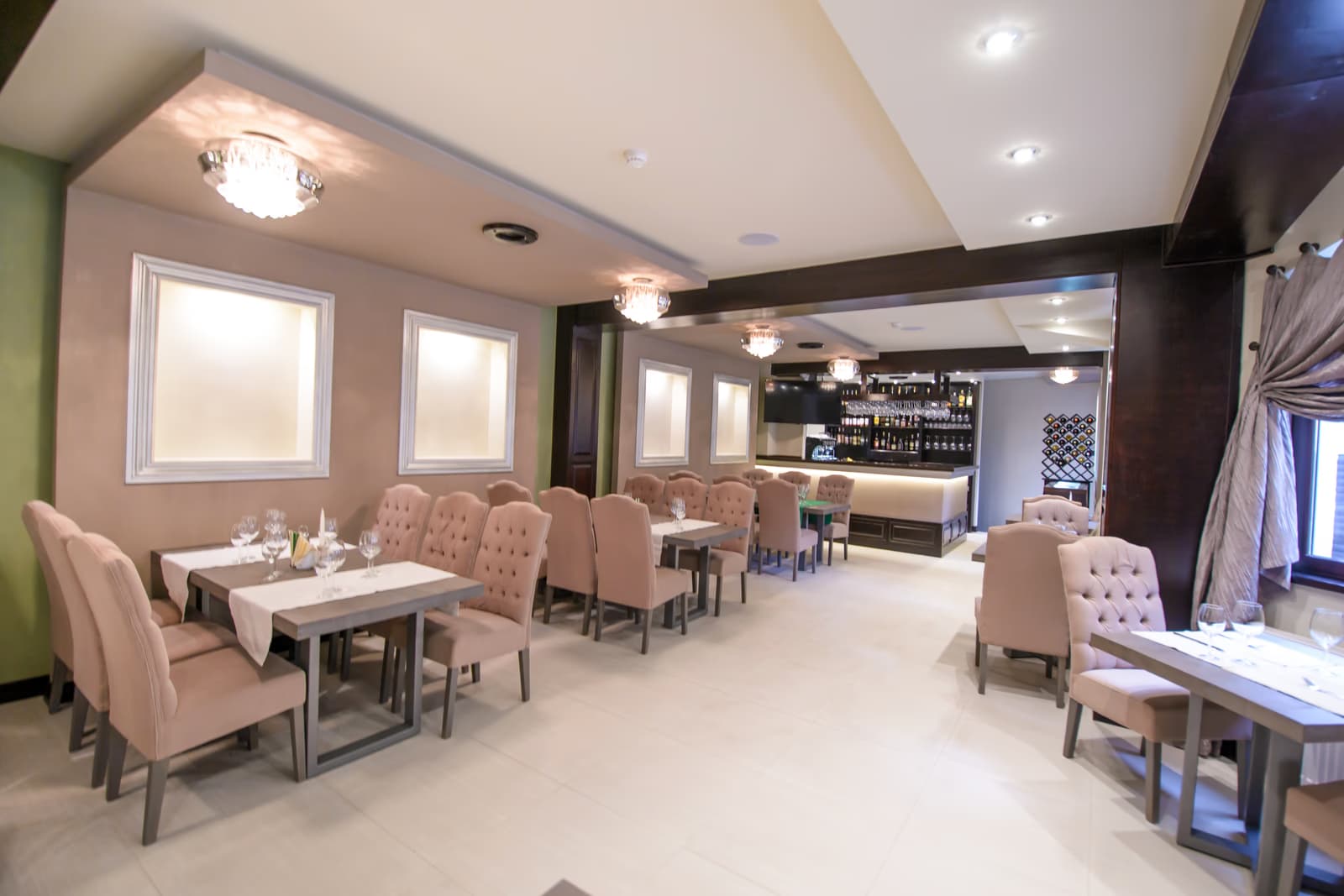 Sala de mese a restaurantului reședinței, cu mese așezate